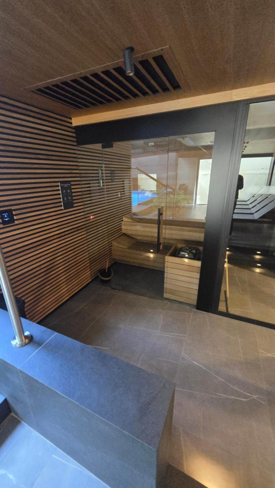 Luxury Spa City Center Apartments, Pool & Sauna & Gym & Self Check In 24 H & Free Parking คราคูฟ ภายนอก รูปภาพ